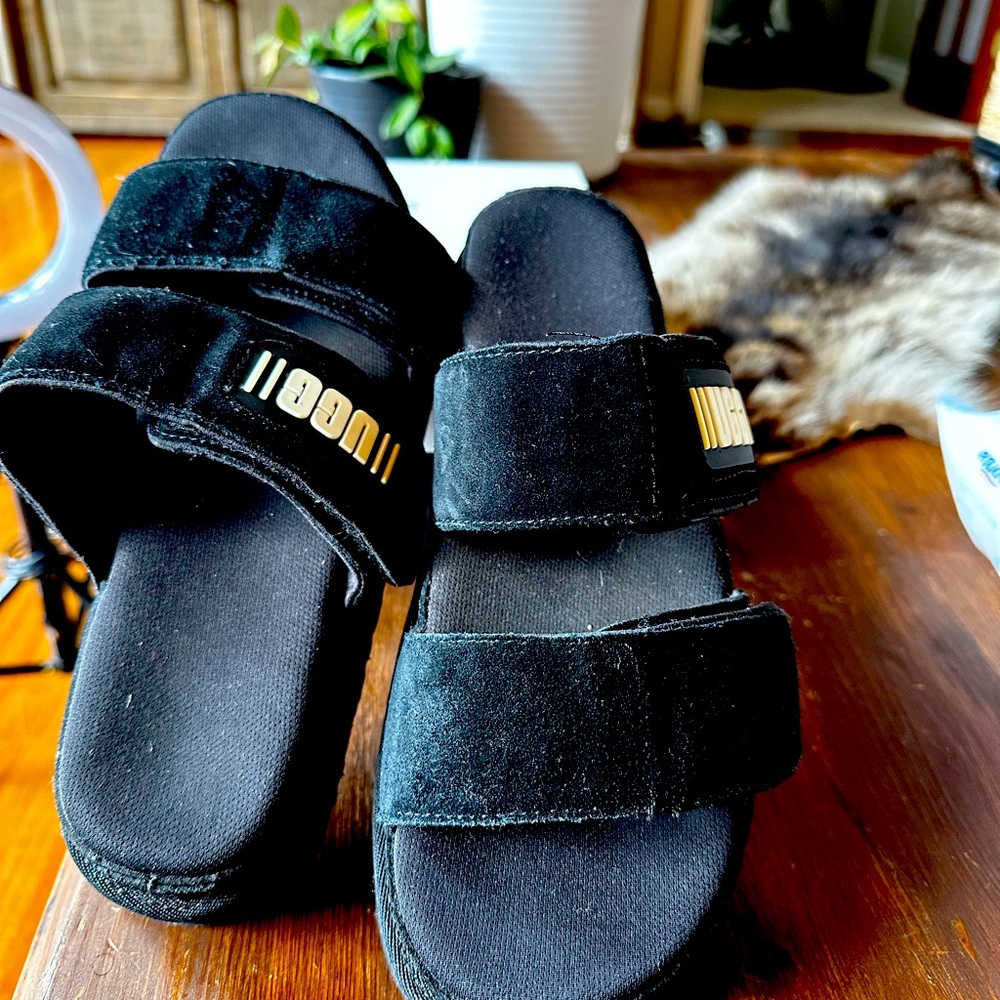 New without tags. UGG Greer platform sandal size 9.5 women’s